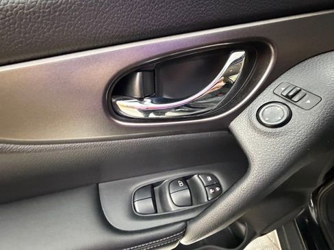 Used 2016 Nissan Rogue SV w/ SV Premium Package image 26