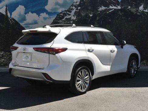 Used 2020 Toyota Highlander Platinum image 3