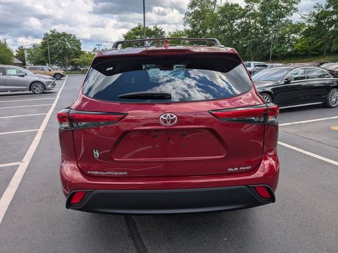 Used 2022 Toyota Highlander XLE AWD/4WD image 7