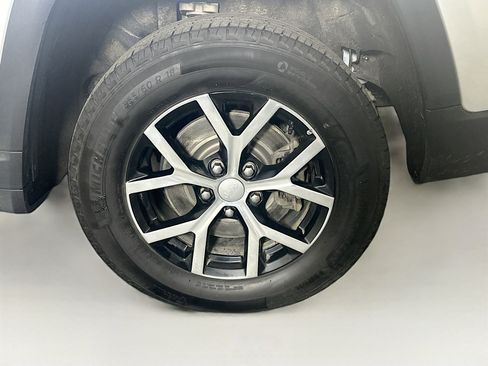 Used 2024 Jeep Grand Cherokee L Limited w/ Luxury Tech Group II image 11