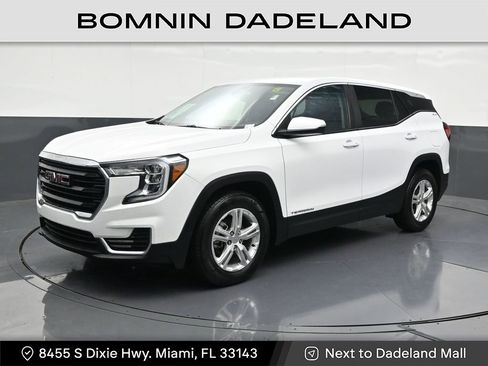 Used 2023 GMC Terrain SLE image 1