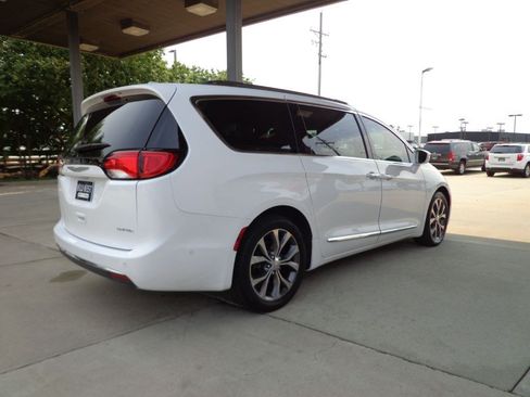 Used 2017 Chrysler Pacifica Limited w/ UConnect Theater Package FWD image 5