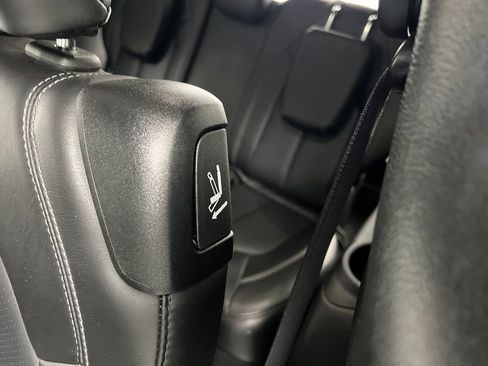 Used 2025 Chrysler Pacifica Select FWD image 15