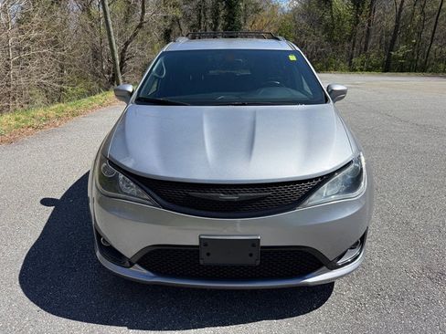 Used 2020 Chrysler Pacifica Touring-L w/ S Appearance Package image 3