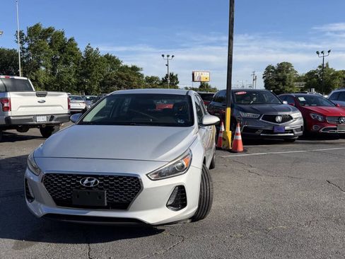 Used 2018 Hyundai Elantra GT FWD image 5