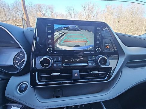 Used 2021 Toyota Highlander XLE image 15