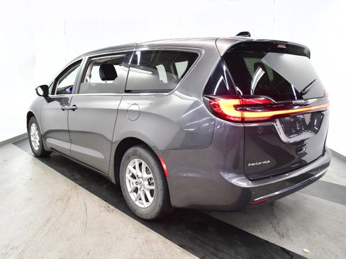 Used 2023 Chrysler Pacifica Touring-L image 8
