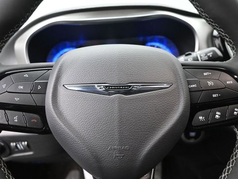 Used 2024 Chrysler Pacifica Limited w/ S Appearance Package image 17