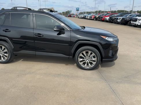 Used 2021 Toyota RAV4 XLE Premium image 2
