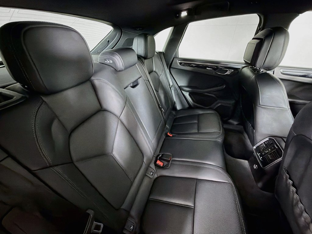 Certified 2023 Porsche Macan AWD/4WD image 29