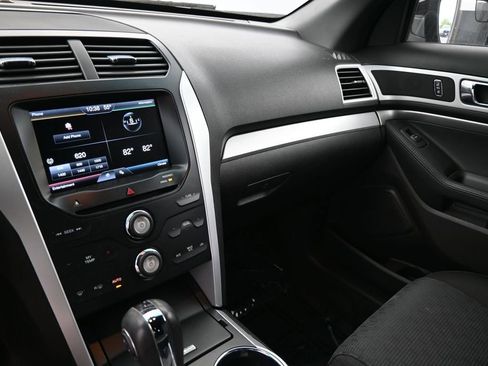 Used 2015 Ford Explorer XLT w/ Equipment Group 201B FWD image 21