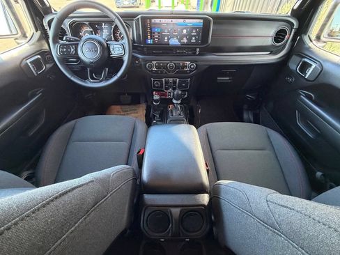 Used 2025 Jeep Wrangler Unlimited Rubicon w/ Convenience Group AWD/4WD image 13