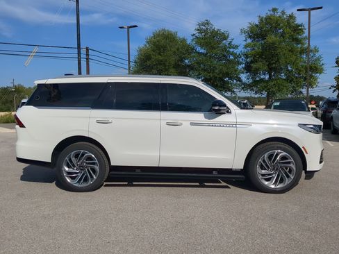 New 2025 Lincoln Navigator Reserve image 2