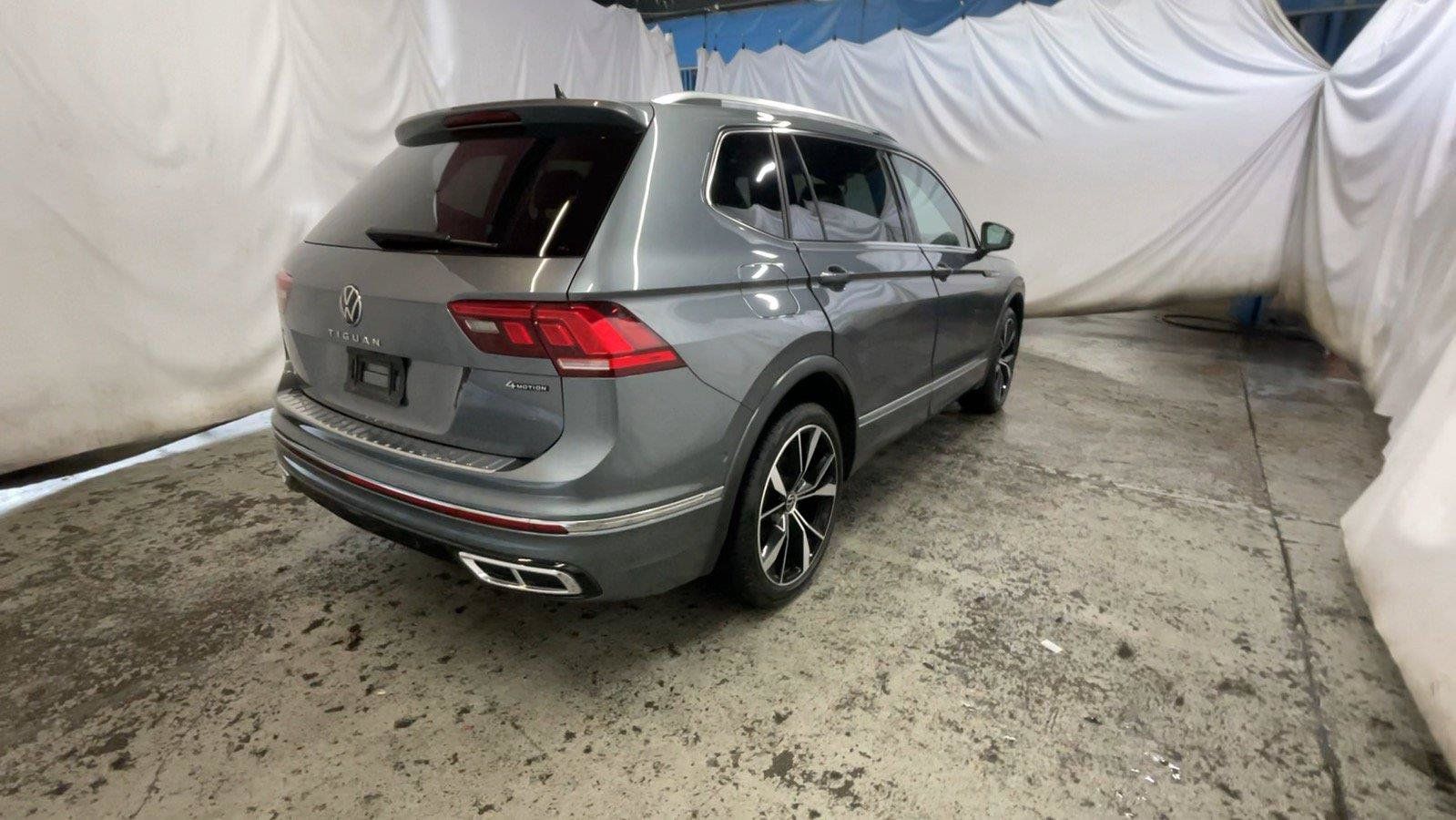 Used 2022 Volkswagen Tiguan SEL R-Line AWD/4WD image 6