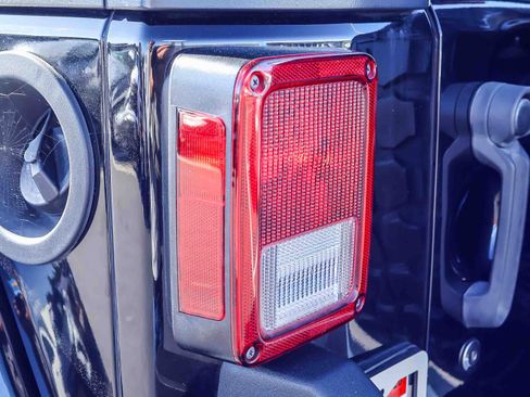 Used 2016 Jeep Wrangler Unlimited Sahara w/ Connectivity Group image 22