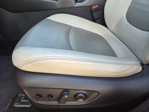 Used 2019 Toyota RAV4 XLE Premium FWD image 14