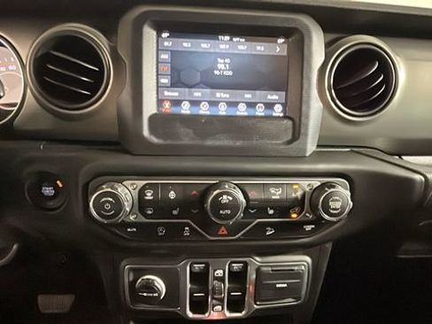 Used 2018 Jeep Wrangler Unlimited Sport S AWD/4WD image 23