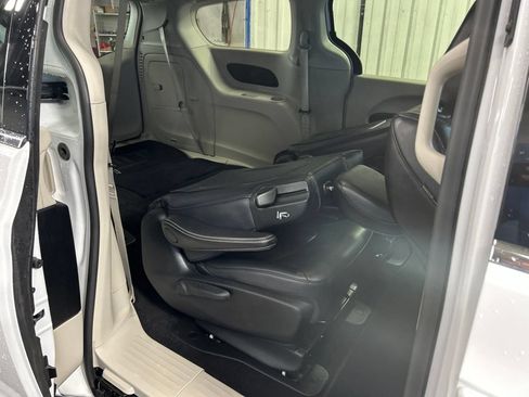 Used 2024 Chrysler Pacifica Limited FWD image 46
