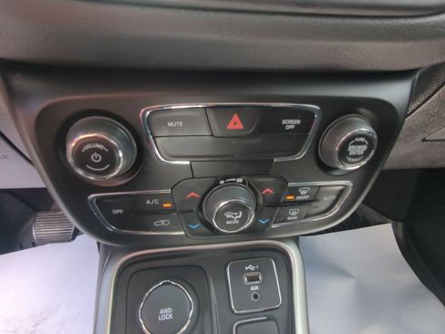 Used 2021 Jeep Compass Latitude w/ Convenience Group AWD/4WD image 19