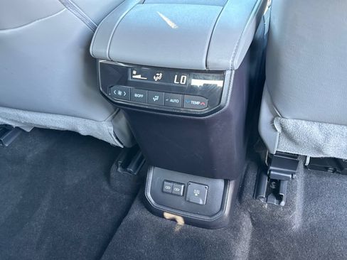 Used 2023 Toyota Highlander Limited AWD/4WD image 33