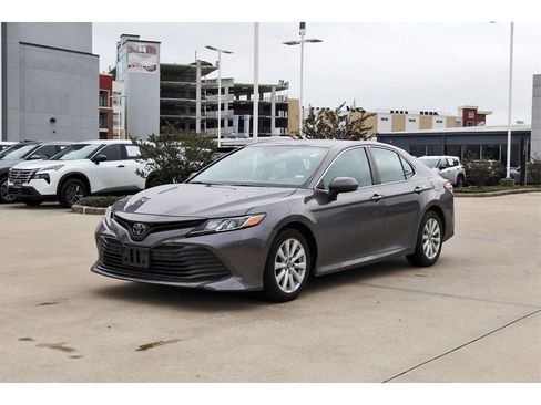 Used 2019 Toyota Camry LE image 2