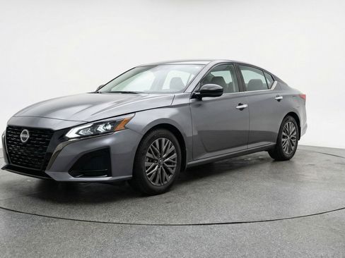 Used 2025 Nissan Altima 2.5 SV FWD image 3