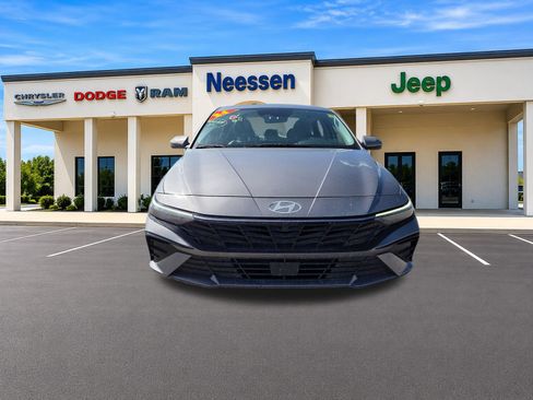 Used 2024 Hyundai Elantra Limited FWD image 2