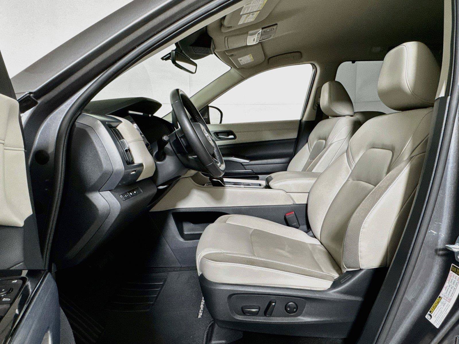 Used 2025 Nissan Pathfinder SL FWD image 19