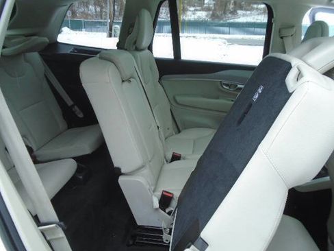 Used 2023 Volvo XC90 B5 Core w/ Protection Package Premier image 12