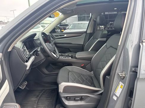 Used 2025 Volkswagen Atlas Peak Edition SE AWD/4WD image 15