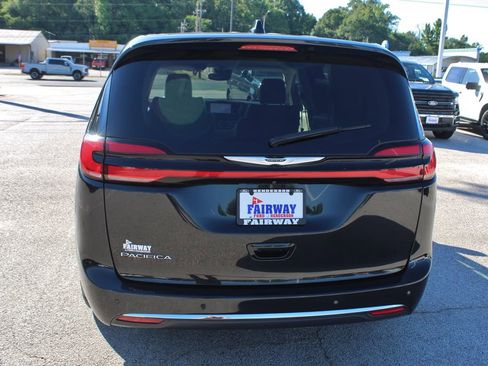 Used 2023 Chrysler Pacifica Touring-L FWD image 8