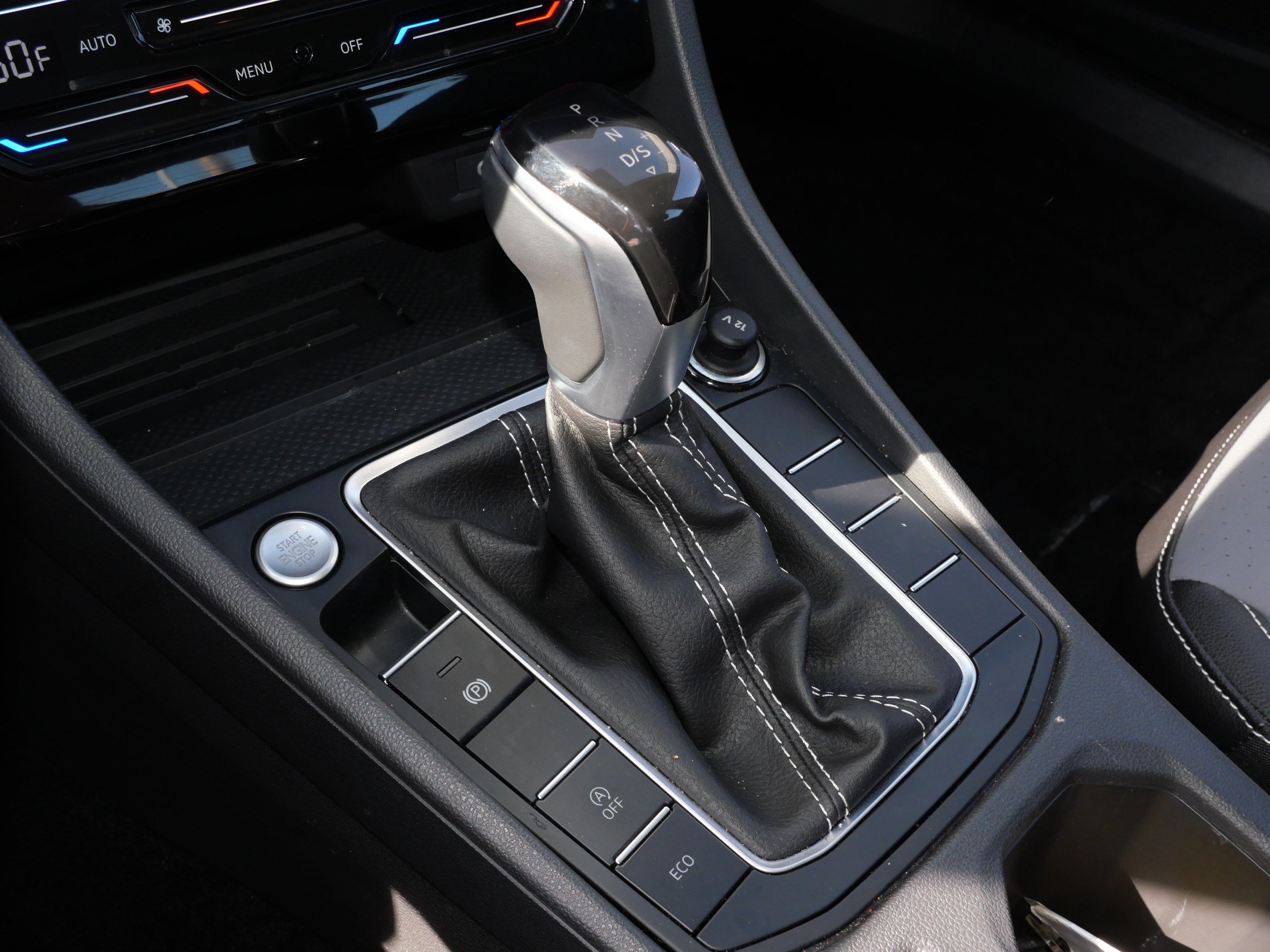 Certified 2025 Volkswagen Jetta SE w/ Sunroof Package FWD image 24