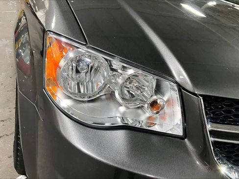 Used 2019 Dodge Grand Caravan SE w/ UConnect Hands-Free Group image 27