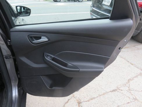 Used 2014 Ford Focus SE w/ Equipment Group 201A FWD image 28
