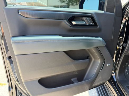 Used 2025 GMC Yukon AT4 w/ AT4 Premium Package AWD/4WD image 19