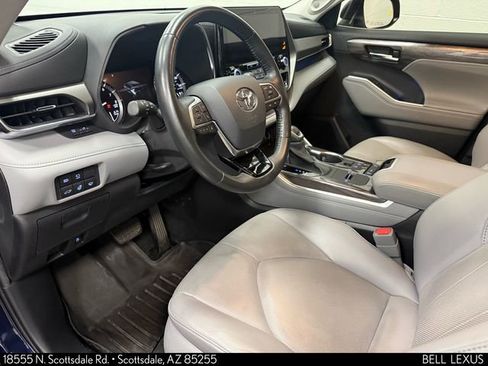 Used 2021 Toyota Highlander Limited image 11