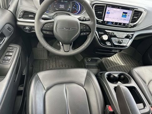 Used 2023 Chrysler Pacifica Touring-L w/ S Appearance Package image 21