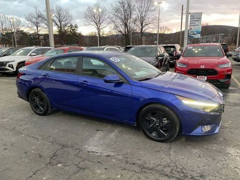 Used 2023 Hyundai Elantra SEL w/ Cargo Package image 2