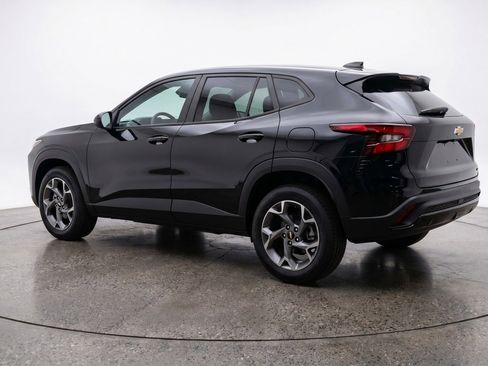 Used 2025 Chevrolet Trax LT FWD image 6