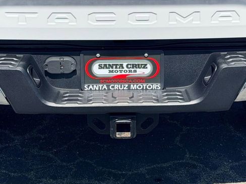 Used 2017 Toyota Tacoma SR5 AWD/4WD image 13