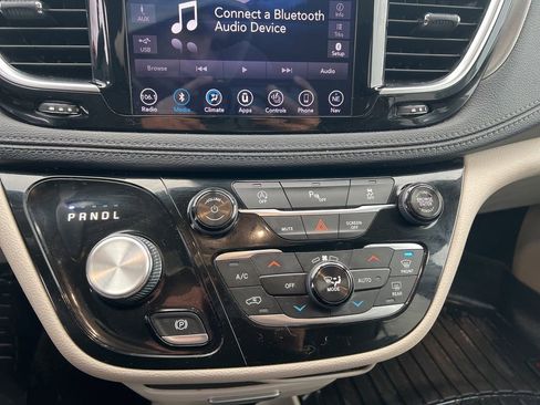 Used 2018 Chrysler Pacifica Limited image 21