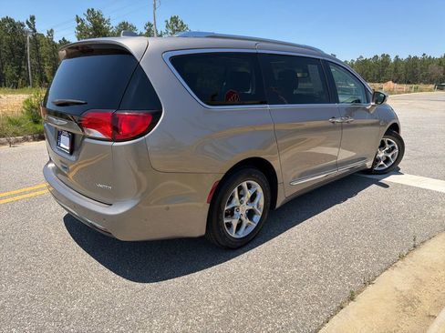 Used 2018 Chrysler Pacifica Limited w/ Advanced Safetytec Group FWD image 8