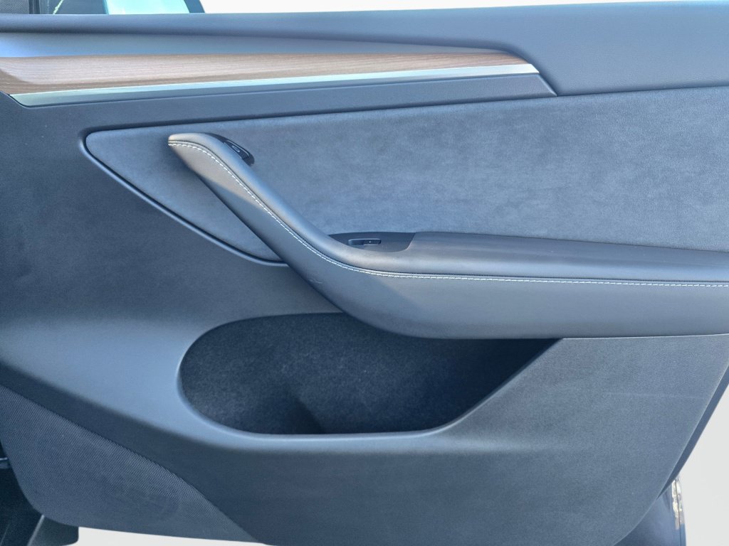 Used 2025 Tesla Model Y Long Range RWD image 30