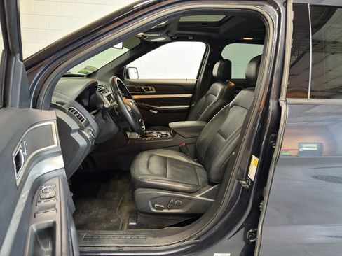 Used 2017 Ford Explorer XLT w/ Equipment Group 202A AWD/4WD image 15
