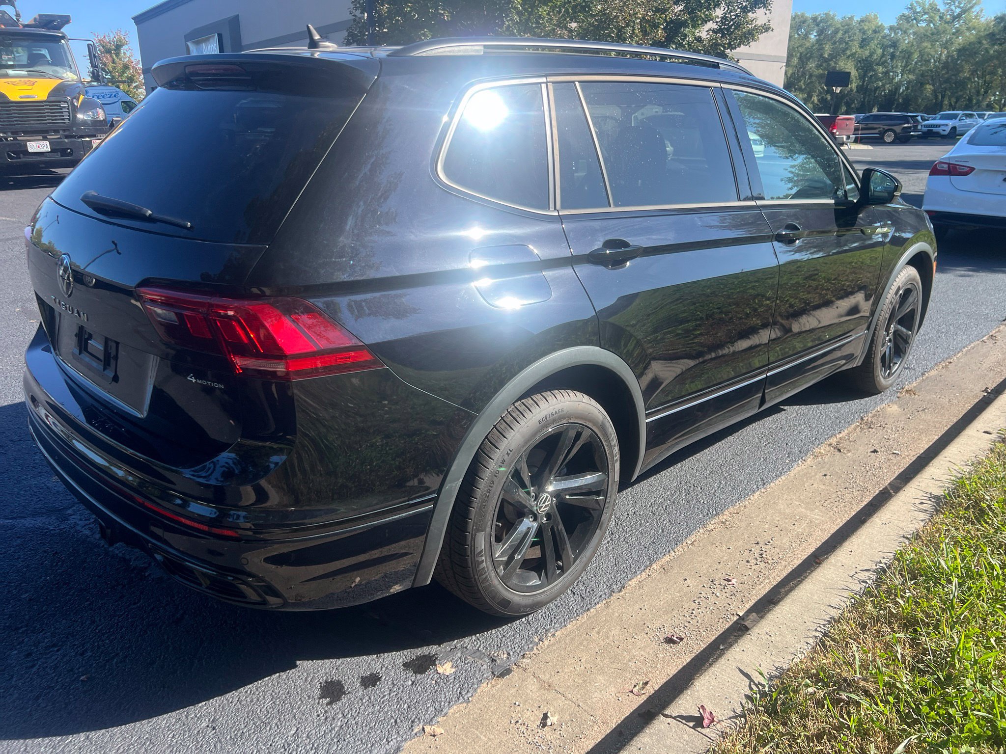Used 2023 Volkswagen Tiguan SE R-Line AWD/4WD image 5