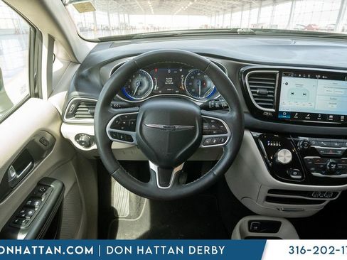 Used 2023 Chrysler Pacifica Touring-L FWD image 7