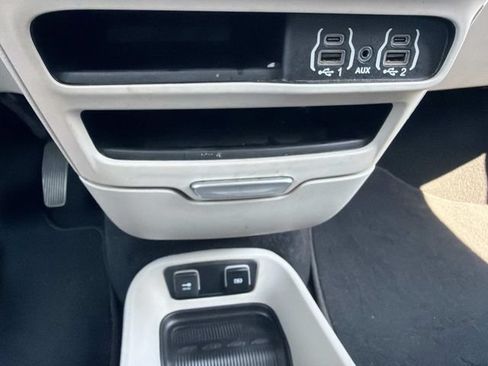 Used 2021 Chrysler Pacifica Touring-L FWD image 19