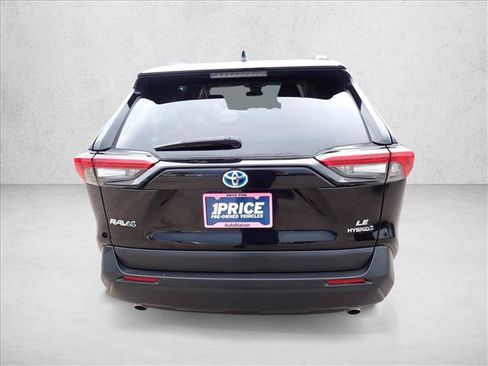 Used 2022 Toyota RAV4 LE AWD/4WD image 3