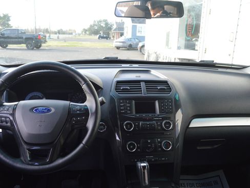 Used 2017 Ford Explorer XLT image 25