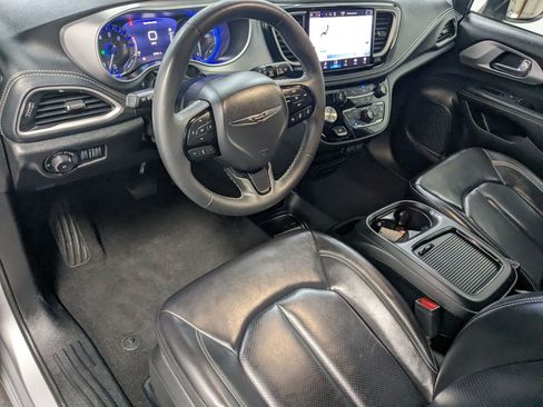 Used 2023 Chrysler Pacifica Touring-L w/ S Appearance Package FWD image 12